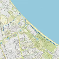 Nadmorska trasa rowerowa Trójmiasto biegnie wzdłuż plaży, łącząc Gdańsk, Sopot i Gdynię.