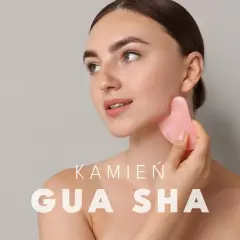 Kobieta wykonuje masaż twarzy kamieniem Gua Sha, jednego z rodzajów masażu twarzy.