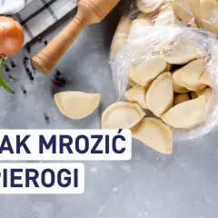 Jak mrozić pierogi? Na zdjęciu surowe pierogi w woreczku, cebula, czosnek i wałek.