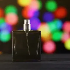 Czym różni się woda perfumowana od toaletowej? Wybierz mądrze!