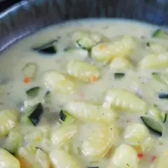 Cremige Gnocchi Gorgonzola mit Zucchini in einer Schüssel.