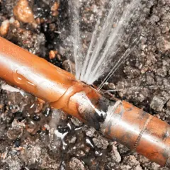 Fuite d'eau spectaculaire d'une canalisation en cuivre, un vrai danger pour votre habitation.