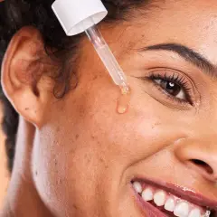 Una goccia di siero viso cade sulla pelle, rivelando il suo potere idratante e rigenerante.