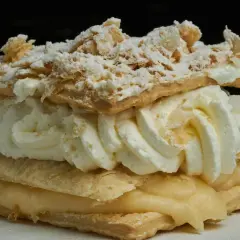 Delicioso pastel de hojaldre con crema y nata, un tesoro entre los dulces típicos de Soria.