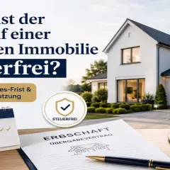 Ein Haus, Schlüssel und ein Übergabevertrag liegen auf einem Tisch. Die Frage "Wann ist der Verkauf einer geerbten Immobilie steuerfrei?" wird thematisiert, mit Hinweisen zu 10-Jahres-Frist und Eigennutzung.