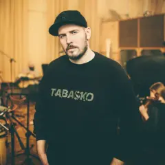 Michał Graczyk, producent, w studiu nagraniowym z muzykami.