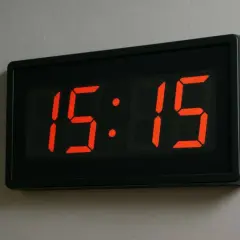 Zegar cyfrowy pokazuje godzinę 15:15. To idealny moment na przerwę, a 1515 znaczenie może być symbolem równowagi i harmonii.