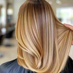 Piękne, wielowymiarowe refleksy na blond włosach. Idealna pielęgnacja dla rozświetlonych pasm.