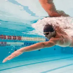 Uomo nuota in piscina, un ottimo modo per il nuoto per dimagrire e tonificare il corpo.