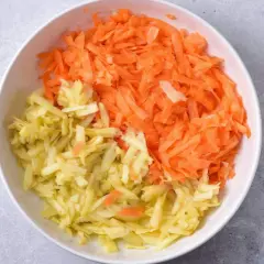 Start your healthy meal with this vibrant surówka z marchewki z majonezem. Startuje zdrowy posiłek z tą barwną surówką z marchewki z majonezem.