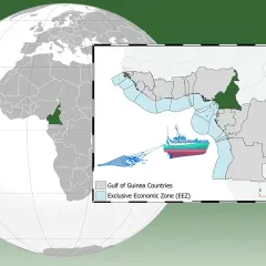 Mapa pokazuje, gdzie jest Kamerun, zaznaczony na zielono na tle Afryki i Zatoki Gwinejskiej, z widocznym statkiem rybackim i jego siecią.