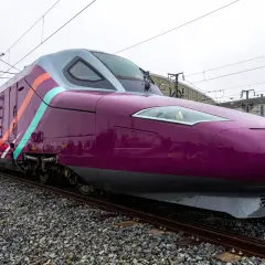 Tren morado de Avlo, listo para viajar desde la cuenca de Alicante.