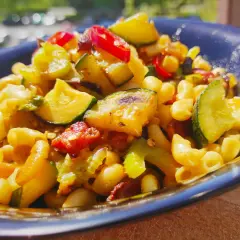 Penne z boczkiem – prosty przepis na pyszny obiad w 30 minut