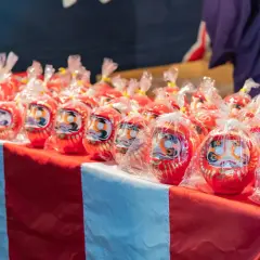 Czerwone lalki Daruma, idealne jako nagroda, gdy zastanawiasz się, co kupić na loterię fantową.