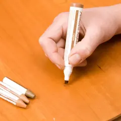 Jak usunąć długopis z mebli lakierowanych? Bezpieczne metody
