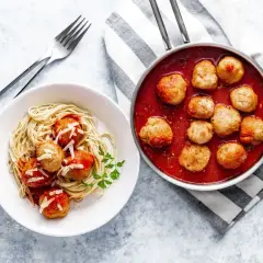 Pulpety Ani Gotuje w sosie pomidorowym z makaronem spaghetti i parmezanem. Pyszne danie gotowe do podania.