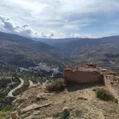 Vistas impresionantes de Bacares, un pueblo blanco en un valle rodeado de montañas y caminos sinuosos. Descubre qué ver en Bacares.