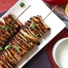 Läckra spett med köttfärs och grönsaker, perfekt för ett enkelt kebab recept. Serveras med en krämig sås.
