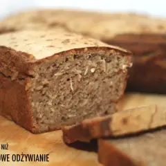 Domowy chleb na zakwasie, z widocznym ziarnem. Idealny rozczyn na chleb, który zapewni mu lekkość i wspaniały smak.