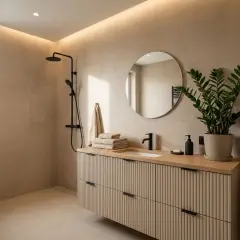 Łazienka z beżowymi płytkami, drewnianą szafką i czarną armaturą. Naturalne odcienie, jak te na ręcznikach, idealnie podkreślają elegancję, podobnie jak kolor pasuje do kaszmiru.