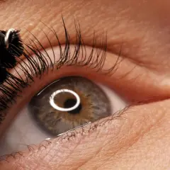Szczegółowy widok oka z przyrządem do liftingu rzęs. Instrukcja lash lift po polsku krok po kroku.
