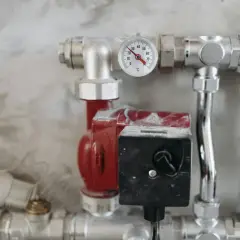 Czerwona pompa obiegowa z termometrem. Czy pompa może chodzić na 3 biegu? Instalacja grzewcza.