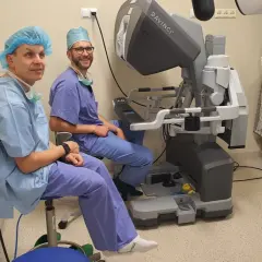 Chirurdzy przy robocie da Vinci, przygotowani do operacji Whipple'a. Dobre rokowania dzięki nowoczesnej technologii.