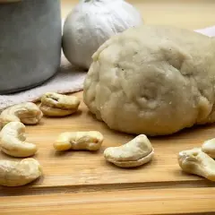 Masa para mozzarella vegana con anacardos, ajo, limón y un recipiente.