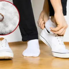 Łyżka sody oczyszczonej i białe trampki, osoba zakłada białą skarpetkę.