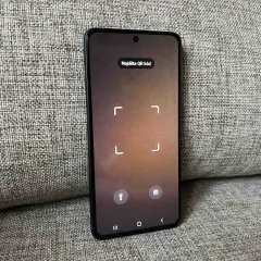 Ekran telefonu Samsung gotowy do skanowania. Napis "Najděte QR kód" podpowiada, jak zeskanować kod QR Samsung.