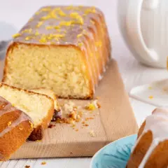 Zitronenkuchen wie bei Oma: saftiger Rührkuchen mit Zuckerguss und frischer Zitrone, daneben ein Gugelhupf.