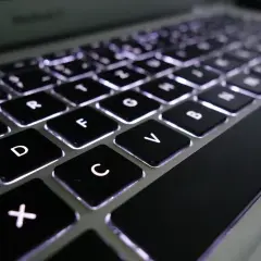 Stary laptop zamula? Przyspiesz go! SSD, RAM i darmowe triki