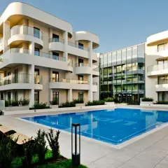Nowoczesny hotel Lido w Juracie z basenem i tarasami.