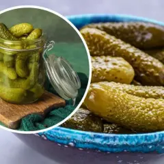 Słoik kiszonych ogórków i miska pełna tych chrupiących przysmaków. Idealny jaki ogórek do tatara, dodaje wyrazistego smaku.