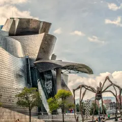 Muzeum Guggenheima w Bilbao, największe miasto kraju Basków, z rzeźbą pająka Maman.