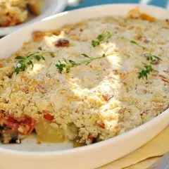 Un gratin de légumes savoureux, une salade cuite dorée et croustillante, garnie de thym frais.