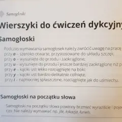 Wierszyki do ćwiczeń dykcyjnych. Tekst opisuje pracę warg przy wymawianiu samogłosek, co jest częścią ćwiczeń na żuchwę.