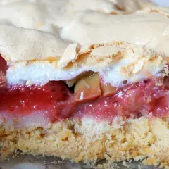 Pyszna tarta rabarbarowa z pianką i owocami. Kruchy spód, soczyste nadzienie i lekka, słodka pianka.
