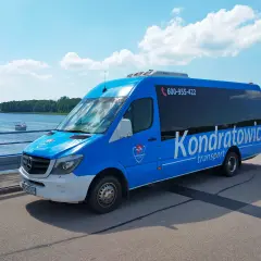 Błękitny bus Kondratowicz Transport czeka na pasażerów. Zapewnia wygodny transport z Olsztyna na Lotnisko Chopina w Warszawie.