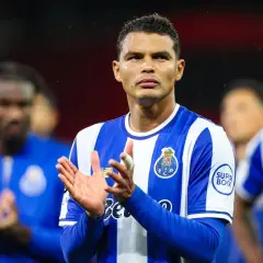 Piłkarz FC Porto, Thiago Silva, z datami dołączenia do klubu, klaszcze w dłonie.