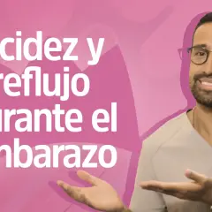 Hombre con gafas y uniforme médico explica acidez y reflujo durante el embarazo, incluso en el primer trimestre.
