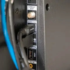 Złącza HDMI, USB i optyczne na telewizorze. Zastanawiasz się, hdcp co to? To zabezpieczenie treści, które chroni przed nielegalnym kopiowaniem.