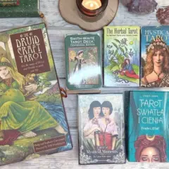 Karty tarota dla początkujących: Druid Craft Tarot, Smith-Waite, Herbal Tarot, Mystical Tarot, Tarot of Mystical Moments i Tarot Światła i Cienia.