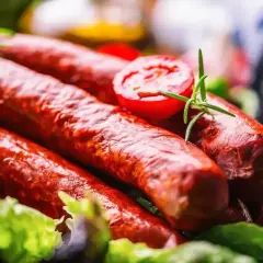 Aromatyczna kiełbasa chorizo ułożona na sałacie z pomidorkami i rozmarynem.