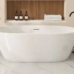Une élégante baignoire îlot blanche, prête pour un moment de détente. La pose baignoire est mise en valeur par des accessoires de luxe.