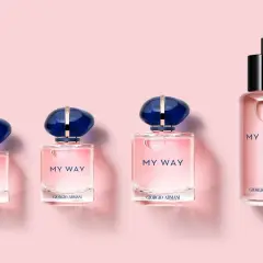 Perfumy damskie My Way Giorgio Armani w różowych flakonach z granatowymi nakrętkami. Różne rozmiary flakonów.