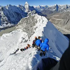 Wspinaczka w Himalajach. Kiedy najlepiej jechać do Nepalu? Wiosna i jesień to idealne pory na podziwianie majestatycznych szczytów i bezpieczne zdobywanie gór.