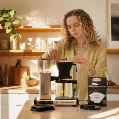 Kvinna förbereder sig för att brygga kaffe utan filter med en Moccamaster.