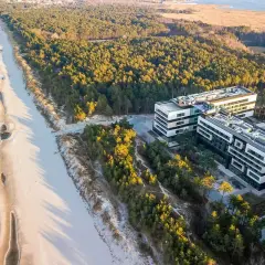 Nowoczesny hotel w lesie, tuż przy piaszczystej plaży i morzu. Idealne miejsce na wypoczynek.