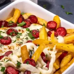 Urozmaić frytki! Sosy, loaded fries i dania główne inspiracje